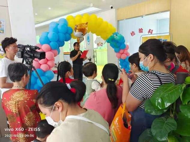 桐城市妇幼保健计划生育服务中心儿保科举行—— “童心向党，快乐童年过六一”亲子活动